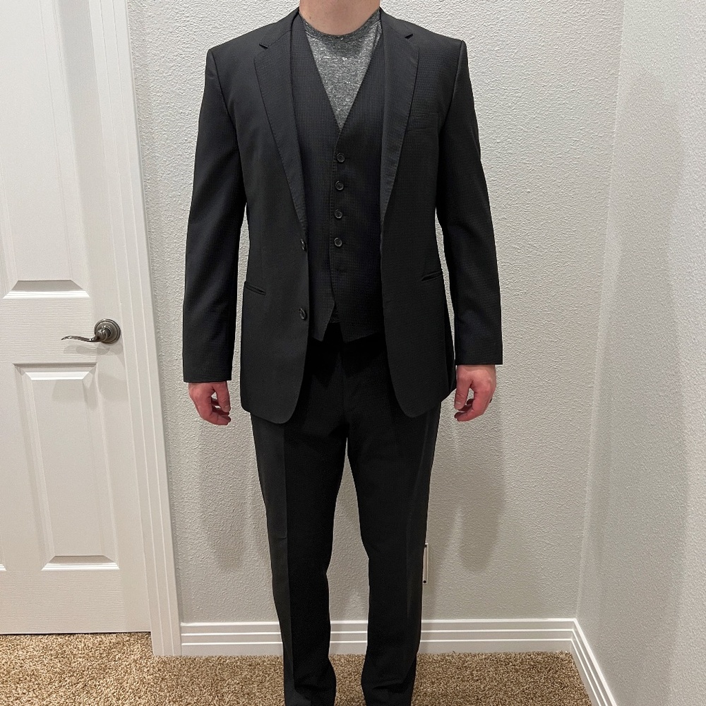 Men's Hugo Boss 3 pc Suit. Grey with grid pattern. 40 Regular. 34 inch waist.
